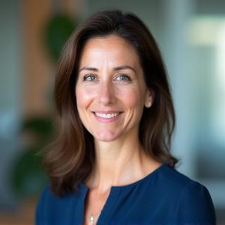 Professionelles Porträt von Dr. Helena Strauss.